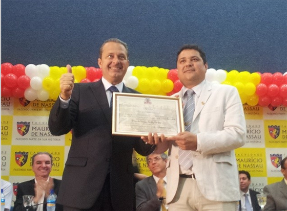 Eduardo Campos recebe título