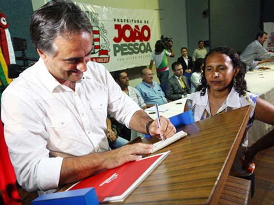 Luciano Cartaxo assina carteira de agentes