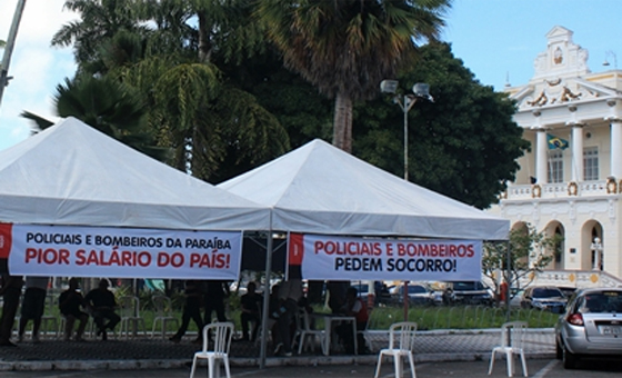 policiais em frente ao palácio