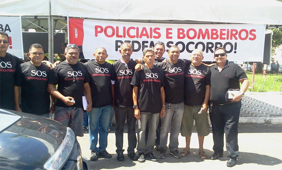 policiais em frente ao palácio2