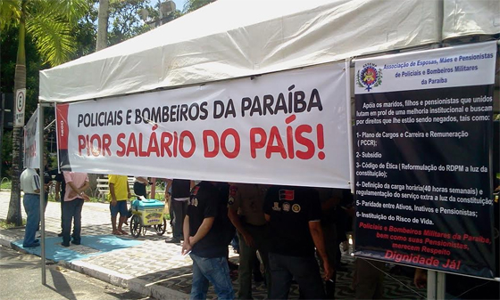 policiais em frente ao palácio3