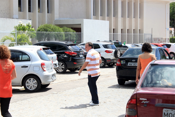 Ronaldo Barbosa deixando convenção do PMDB