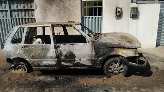 Automovel queimado em Cassarengue