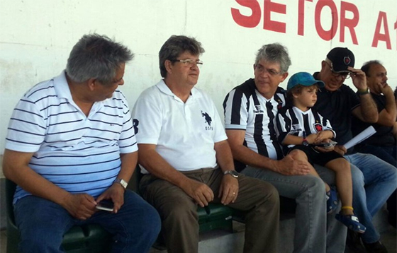 Ricardo Coutinho em jogo do Botafogo na hora de sepultamento de PM