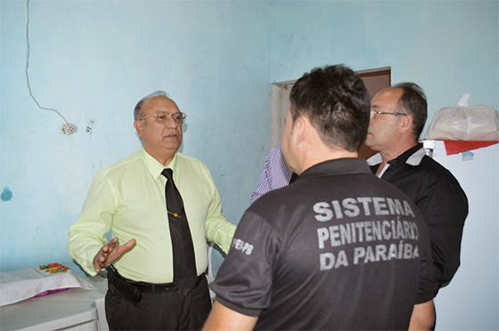 Manuel Leite com agentes penitenciários