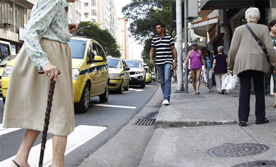 Idosos em calçadas