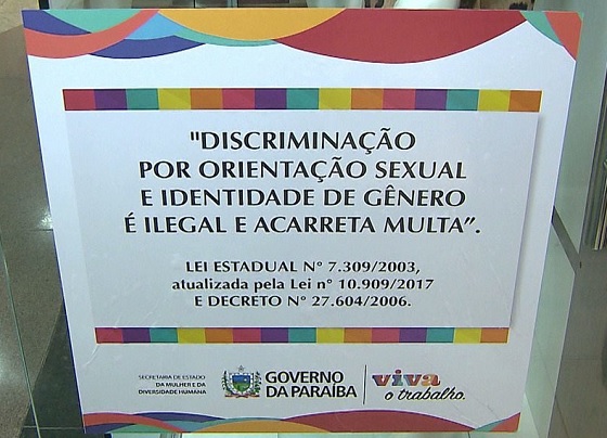 Placa de discrminação derrubada