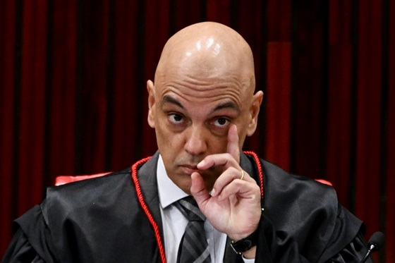 Oposição protocola pedido de impeachment contra Moraes com apoio de 41 senadores; movimento é simbólico, mas pressiona o Senado