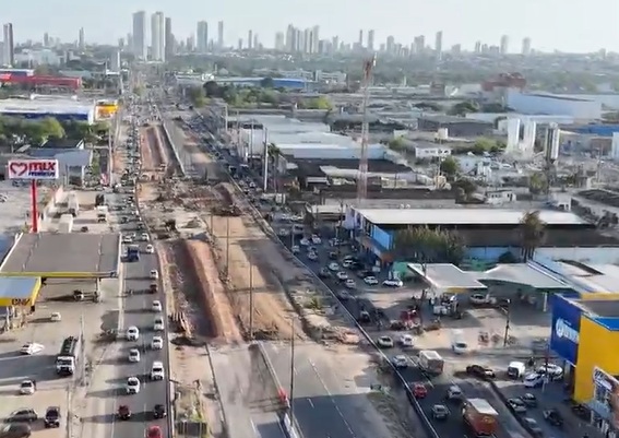 Finalmente uma ação do Ministério Público Federal diante de todos os desmandos cometidos nas obras de triplicação da BR-230 entre João Pessoa e Cabedelo, sob gestão do Dnit (Departamento Nacional de Infraestrutura de Transportes).  Após seguidas denúncias, MPF decidiu dar um prazo de 15 dias para que o Dnit adote urgentes medidas para corrigir diversas falhas graves de segurança no trecho da rodovia, que compreendem buracos, desníveis, falhas de drenagem, desvios improvisados, ausência de passarelas e iluminação precária.  As queixas são diárias do motoristas, que enfrentam um calvário diário, especialmente nos bairros de Intermares, Renascer e Jacaré, que levam até uma hora para cumprirem um percurso entre Cabedelo e João Pessoa, nos horários de maior pico de trânsito.  “A situação exige soluções imediatas. Não se trata apenas de descuido administrativo, mas de um risco concreto e iminente à vida de milhares de pessoas que utilizam diariamente a BR-230”, destacou o procurador da República João Raphael.  Sem fim – As obras de triplicação foram iniciadas em 2017 e nunca concluídas, com vários trechos sendo destruídos e reconstruídos (algo bem suspeito, aliás), causando, ao longo dos anos, problemas diários de congestionamentos aos motoristas, além de riscos aos  pedestres.  Determinação – De acordo com o MPF, o Dnit deverá comprovar medidas adotadas, incluindo reparos na via, sinalização adequada, construção ou ativação emergencial de passarelas e solicitação de melhorias na iluminação pública.  E, caso não apresente resposta dentro do prazo, o MPF poderá ser enquadrado em recusa tácita, com todas as consequências jurídicas previstas e a omissão dos gestores poderá resultar em responsabilização criminal, civil e administrativa